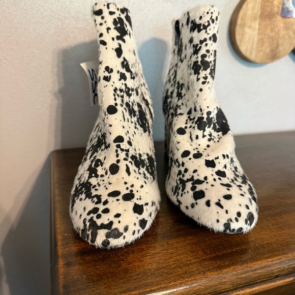 XOXO NWT Black & White Spotted Dalmatian Faux Calf Hair Chunky Heel Booties 7.5 - Picture 3 of 10